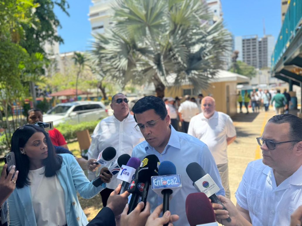 David Collado acude a votar e invita a dominicanos a apoyar el proceso electoral