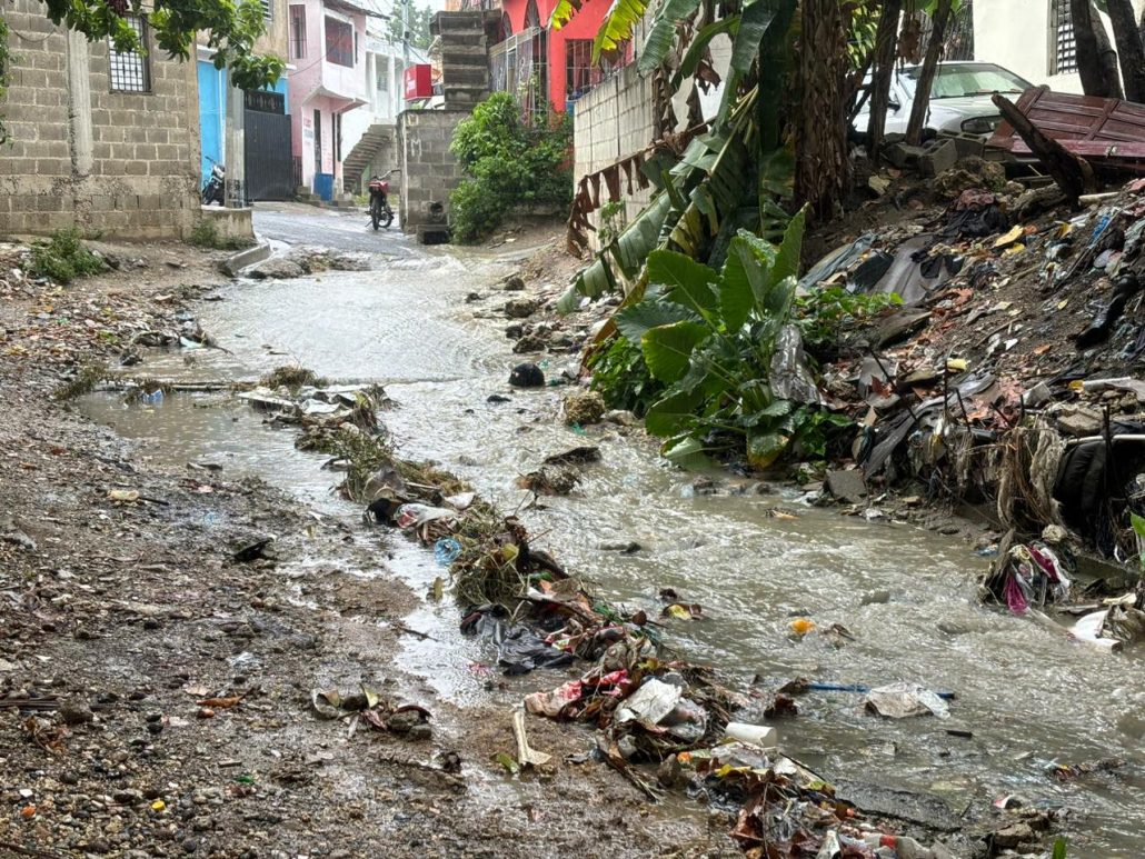 Residentes de El Edén en SDN temen ante posible desbordamiento de cañada