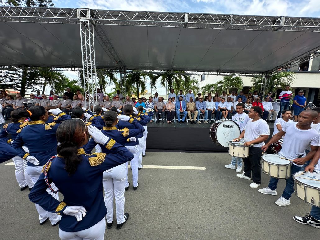 Agentes policiales exhiben habilidades durante desfile Cívico-Militar y Juvenil en Fiestas Patronales de El Seibo