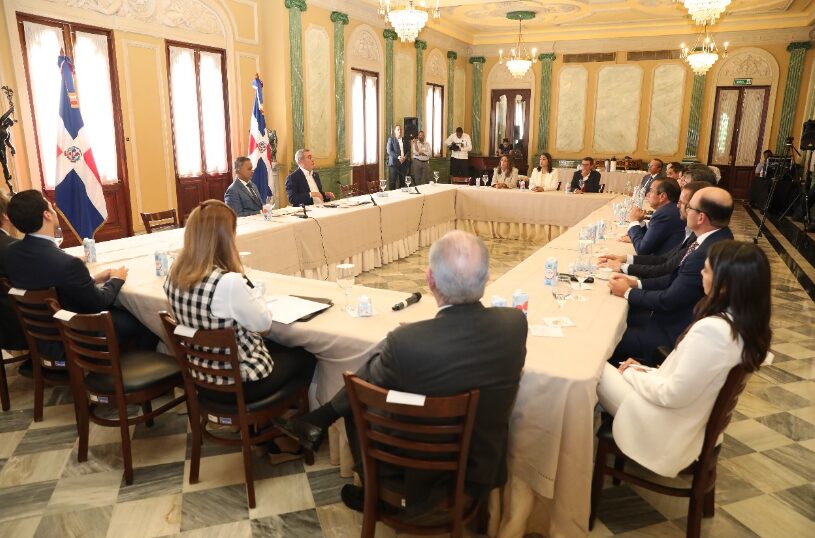 Presidente Abinader propone actualizar agenda de trabajo conjunta con exportadores para desarrollo del sector