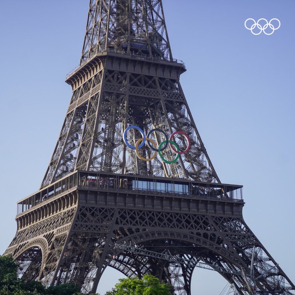La Torre Eiffel exhibe los 5 aros olímpicos