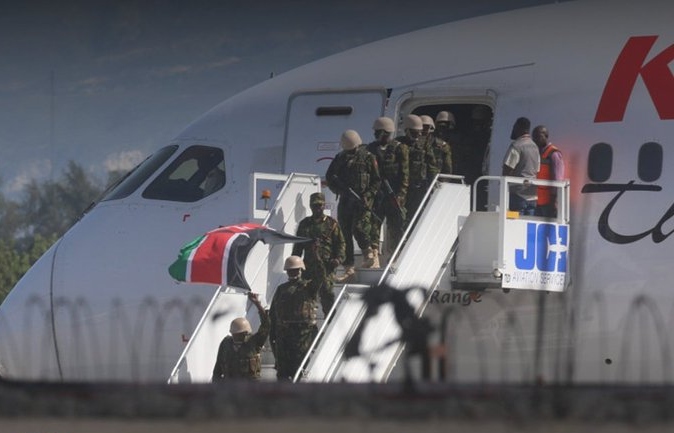 Un contingente de 400 policías de Kenia llega a Haití para intentar frenar la violencia