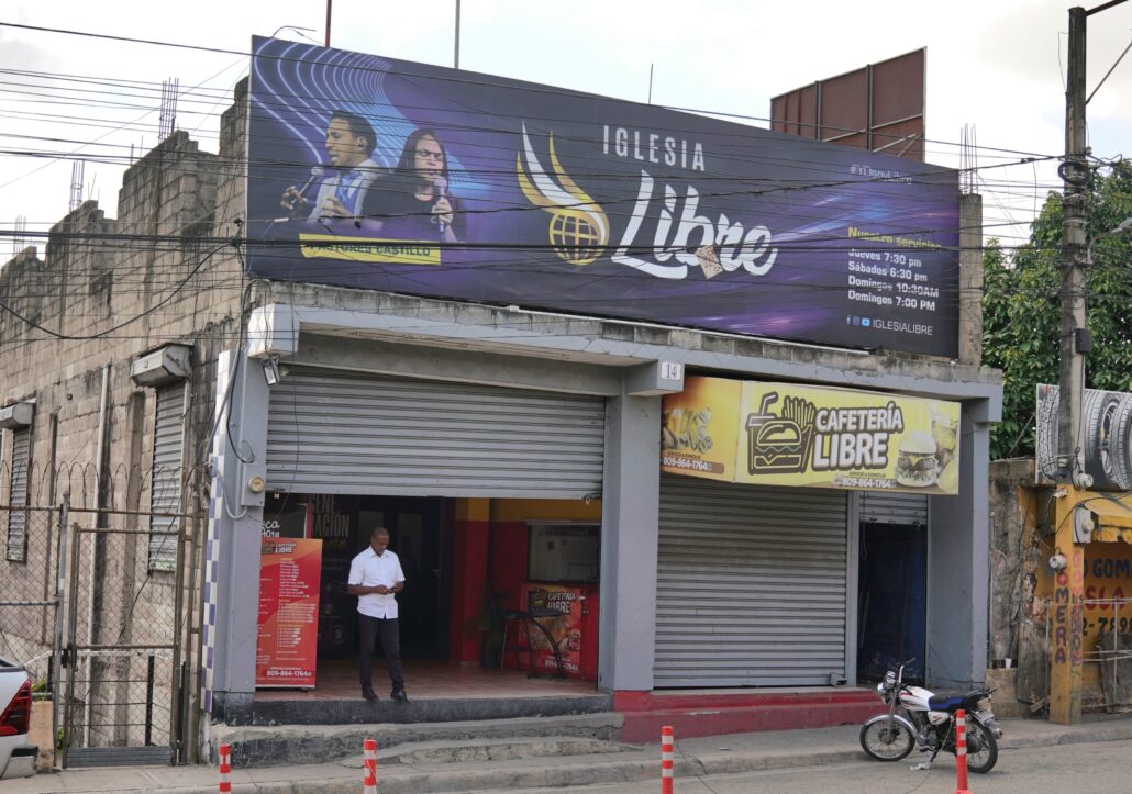 Por acusación de abusos cometidos por pastor Johan Castillo, vecinos expresan indignación