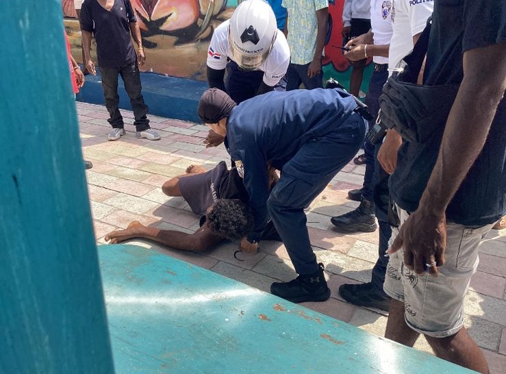Denuncian atropello de Cestur y fiscal para desalojar buhoneros en playa de Juan Dolio