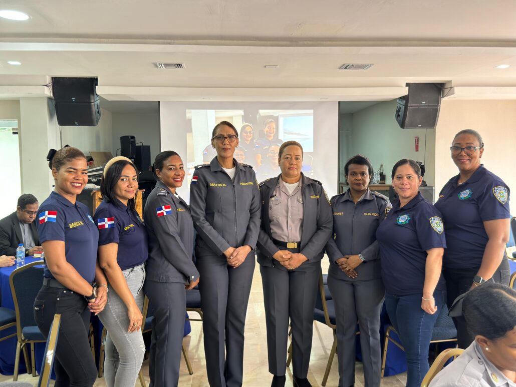 Personal femenino de la Dirección Policía NNA es agasajado con evento 