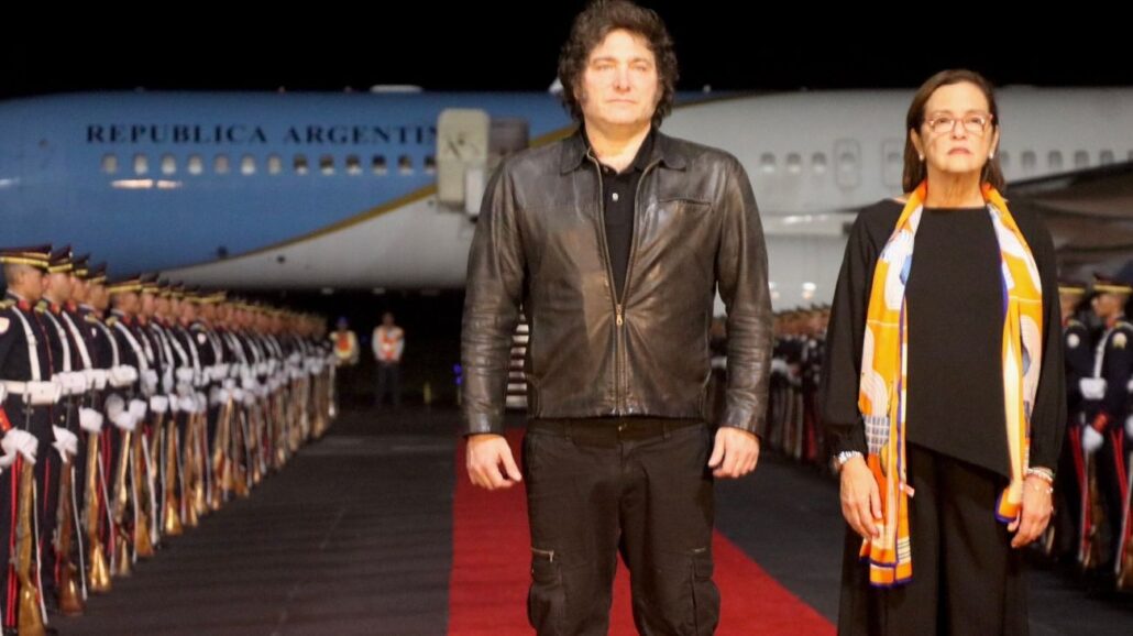 Milei asiste a la posesión de Bukele