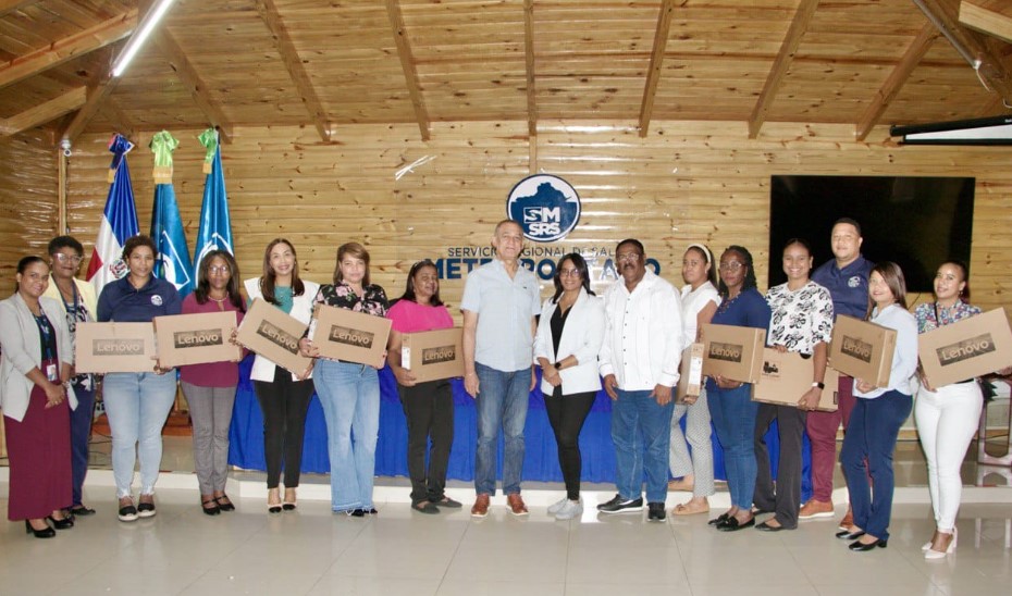 Atención Primaria del SNS y el SRSM entregan laptops para fortalecer servicios a usuarios