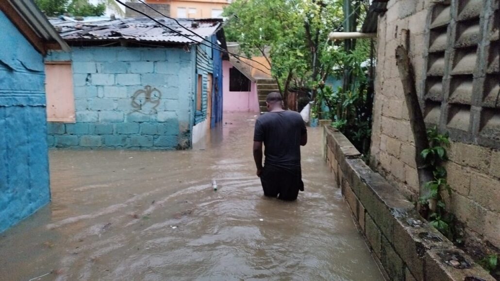 Residentes de Cancino Adentro piden auxilio de la CAASD y ASDE frente a la tormenta tropical