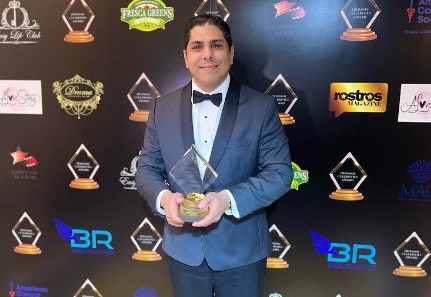 Samir Saba recibe reconocimiento por sus 27 años de carrera en los Hispanic Celebrities Awards