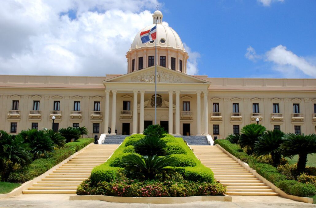 Abinader designa nuevos funcionarios en el servicio consular