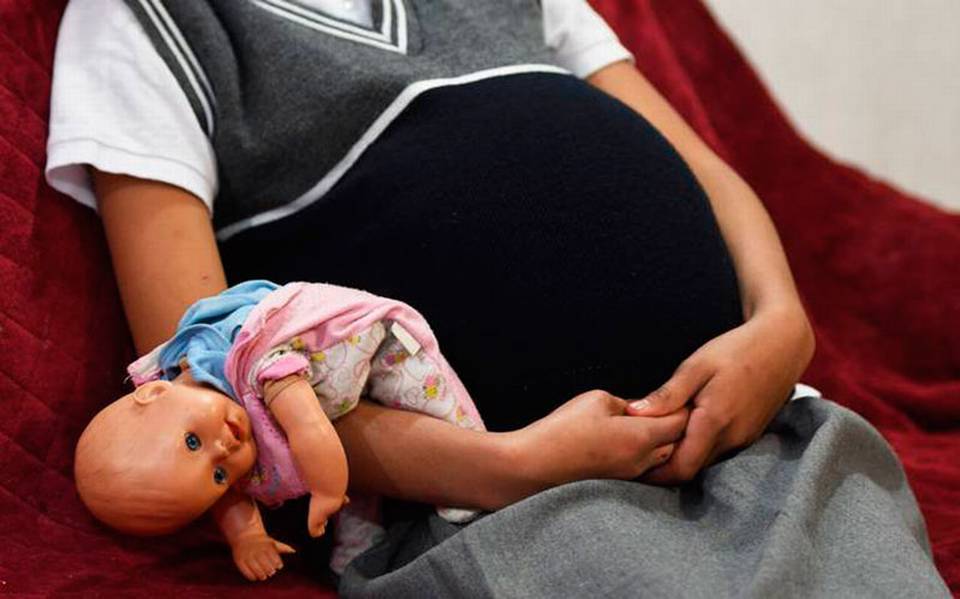 Autoridades trabajan plan para reducir embarazos en adolescentes