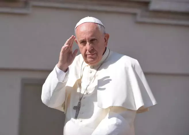 El papa ha desayunado, está sentado en un sillón y se espera hoy el resultado del TAC