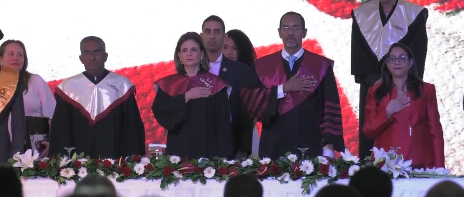 Vicepresidenta Raquel Peña encabeza graduación de 878 profesionales de la UFHEC