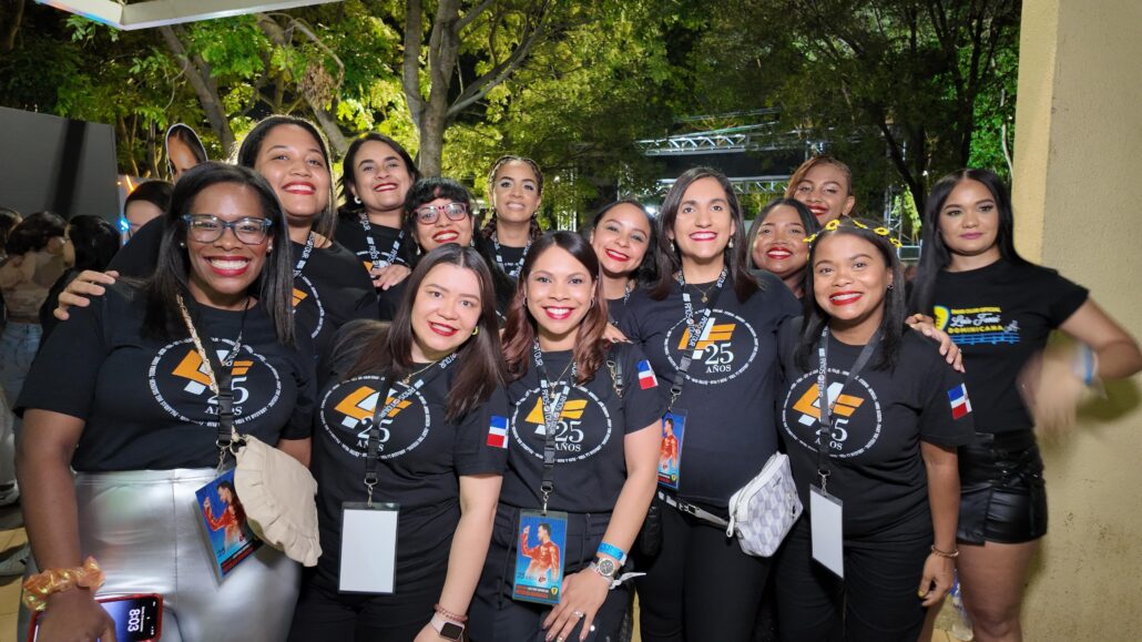 Fanáticos de Luis Fonsi se dan cita a su concierto este sábado