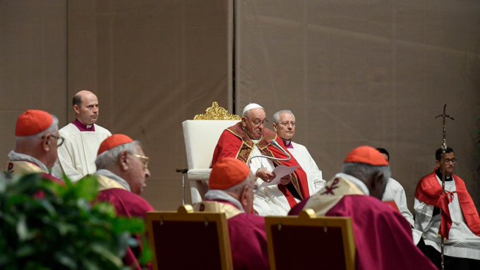 El papa celebró la misa por los 123 obispos y cardenales fallecidos este año