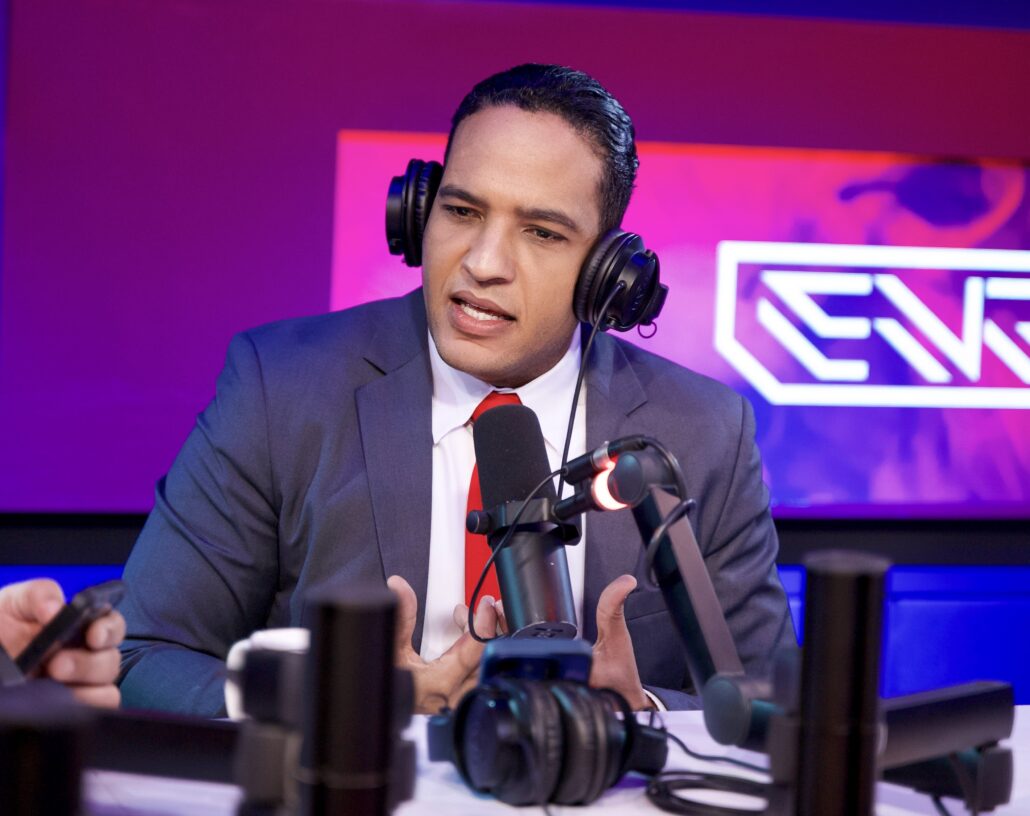Hansel García estalla contra alcalde Francisco Peña por llevar a escuela una creadora de contenido para adultos