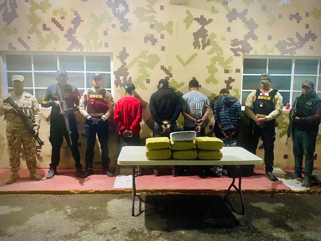 CESFronT y DNCD detienen a cuatro hombres con 70.1 libras de marihuana