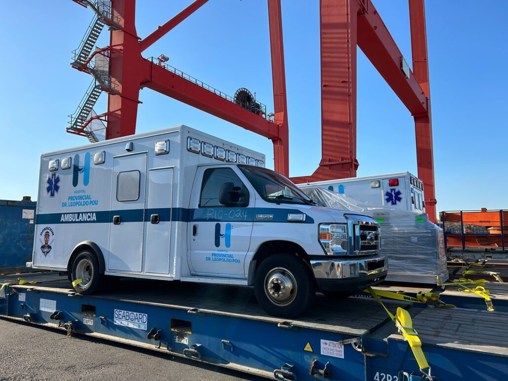 Rafael Devers dona tres ambulancias a hospitales de Samaná