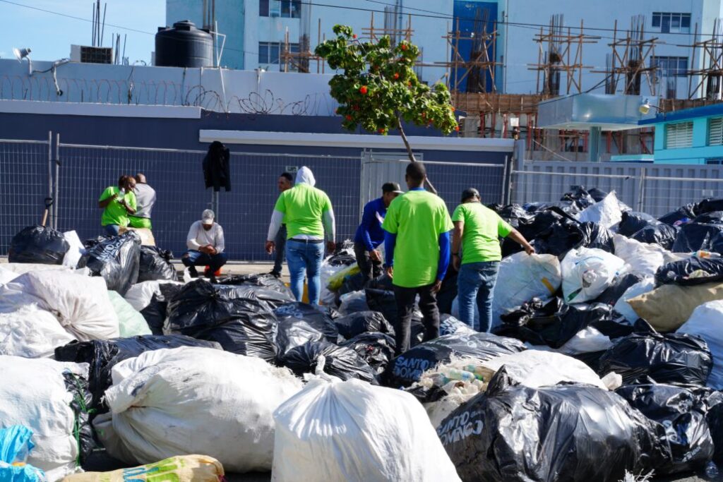 ¡Imágenes impactantes! Así va la recolección de botellas plásticas en esta 5ta edición de “Plásticos por Juguetes” - Noticias de hoy en República Dominicana | De Último Minuto