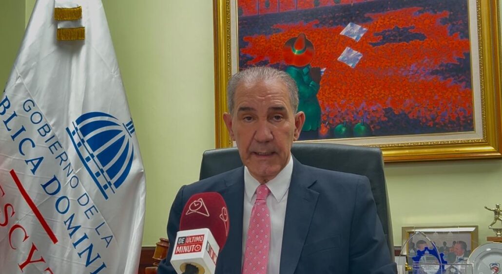 El Mescyt anuncia 8,000 becas para universidades dominicanas