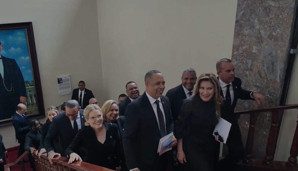 Carolina Mejía junto a su equipo.