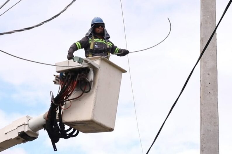 Contratistas de Edeeste resolviendo una avería.