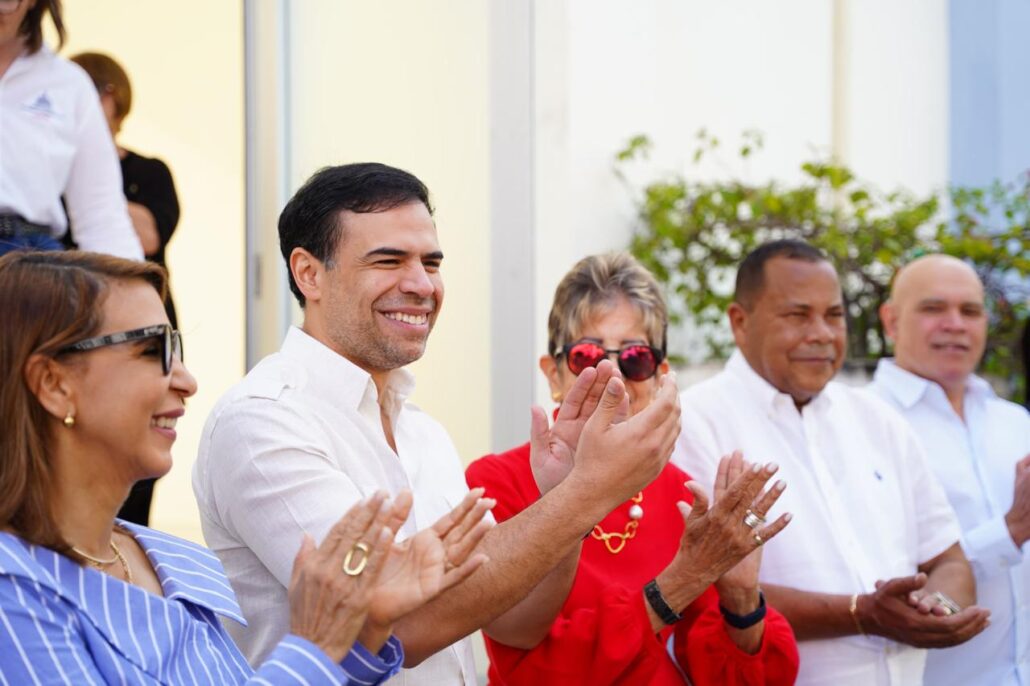 Roberto Ángel supervisa obras y se reúne con gestores culturales de Santiago, SDE y PP