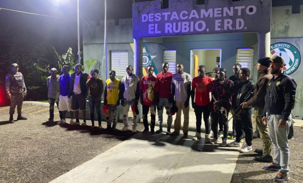 Arrestan camionero que ocultaba inmigrantes indocumentados bajo una lona en Montecristi - Noticias de hoy en República Dominicana | De Último Minuto