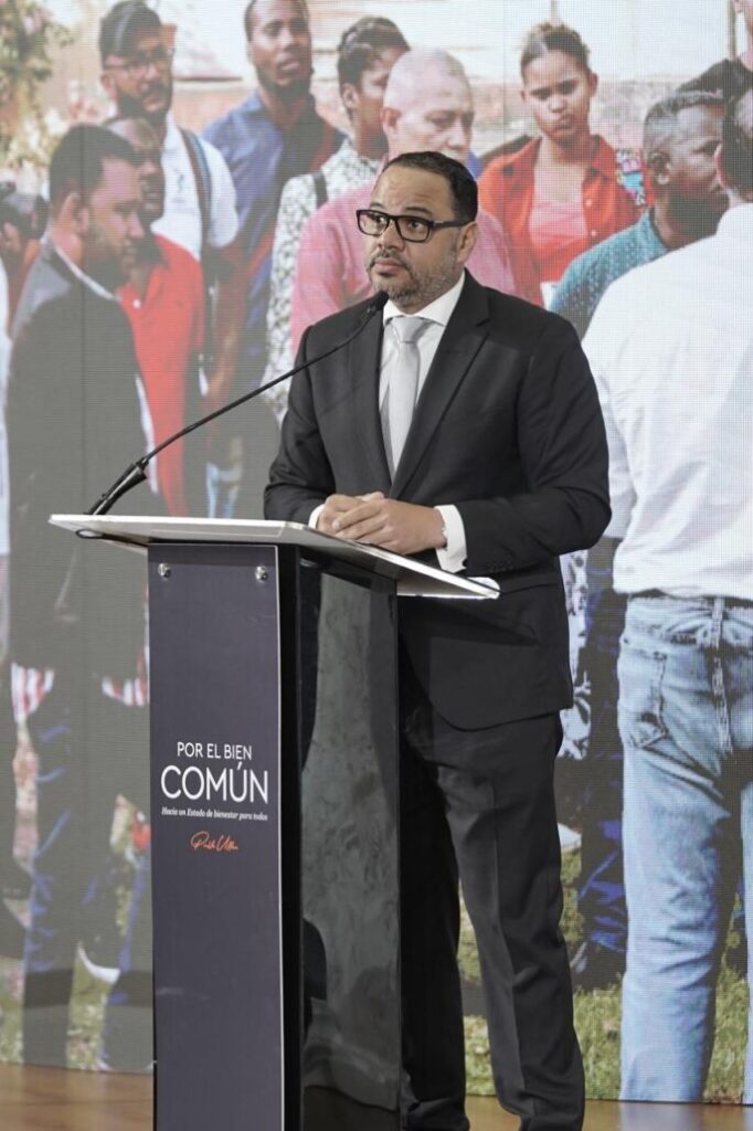 Pablo Ulloa lanza libro sobre bienestar inclusivo en RD - Noticias de hoy en República Dominicana | De Último Minuto