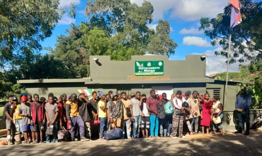 Detienen en Montecristi a 90 haitianos indocumentados transportados en camión frigorífico y una jeepeta - Noticias de hoy en República Dominicana | De Último Minuto