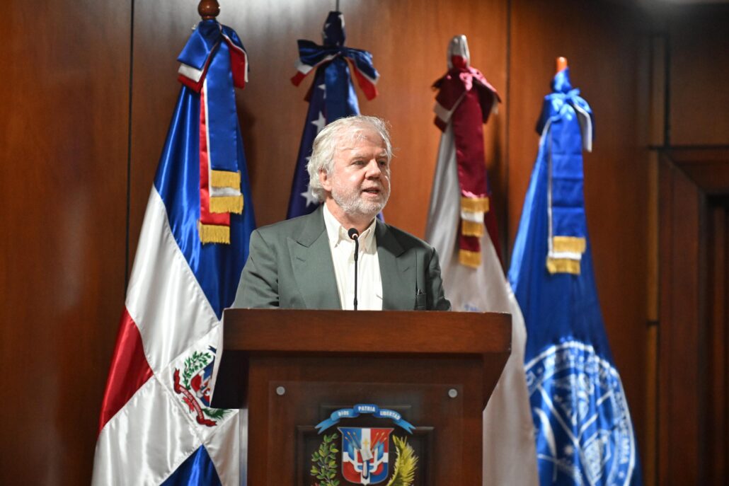 Catedrático afirma autoritarismo es un desafío para el constitucionalismo en América Latina