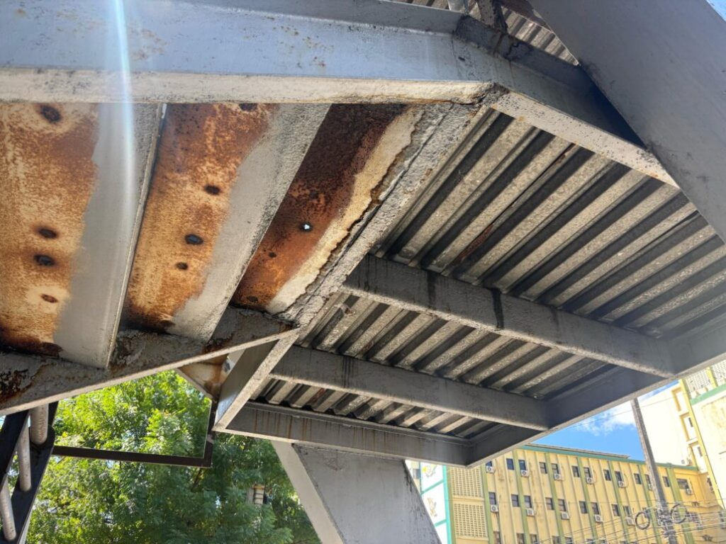 Puente peatonal frente al Hospital de las Fuerzas Armadas está en estado crítico - Noticias de hoy en República Dominicana | De Último Minuto