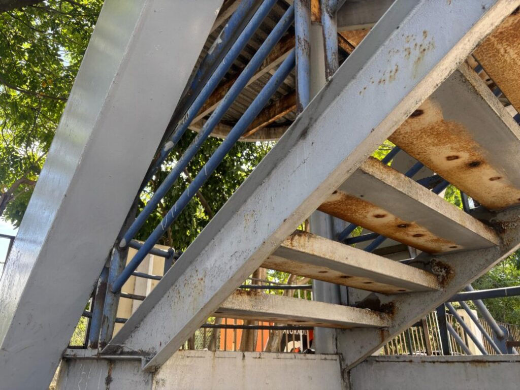 Puente peatonal frente al Hospital de las Fuerzas Armadas está en estado crítico - Noticias de hoy en República Dominicana | De Último Minuto