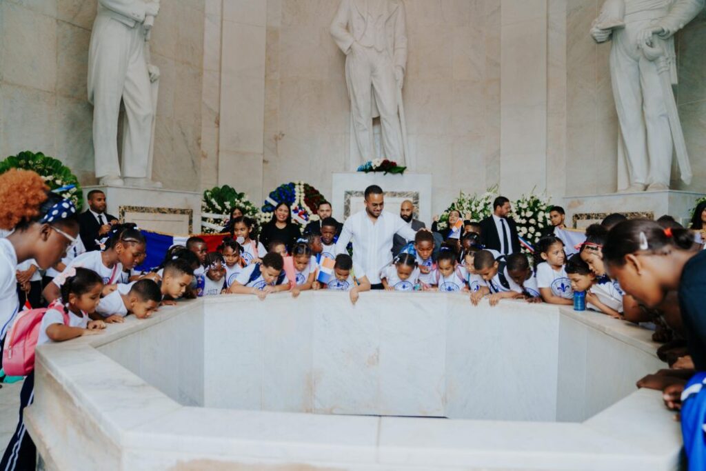 ITLA rinde homenaje a los Padres de la Patria con ofrenda floral - Noticias de hoy en República Dominicana | De Último Minuto