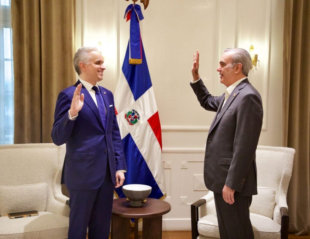 Abinader juramenta a Eduardo Estrella y a Luis Miguel De Camps como nuevos ministros - Noticias de hoy en República Dominicana | De Último Minuto