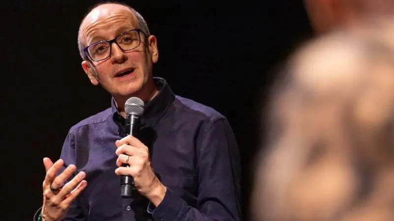 Jack Thorne, guionista de la serie "Adolescencia", cree que hay que seguir los pasos de Australia, donde han prohibido a los niños usar las redes sociales.