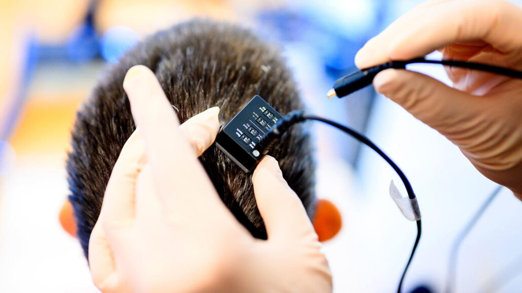 Una interfaz con IA permite a una mujer con parálisis 'hablar' casi en tiempo real