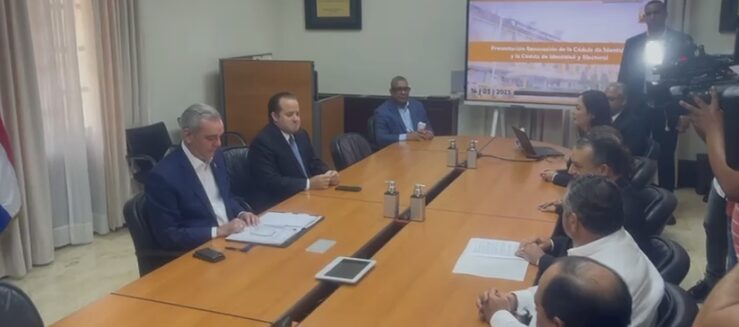 Presidente Abinader se reúne con pleno JCE en el Palacio