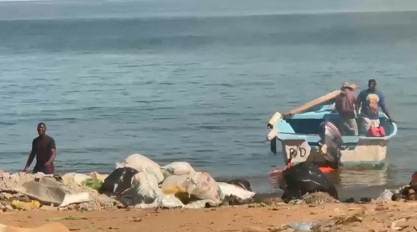 ¡Atención! Denuncian contaminación en la playa de Carenero en Samaná
