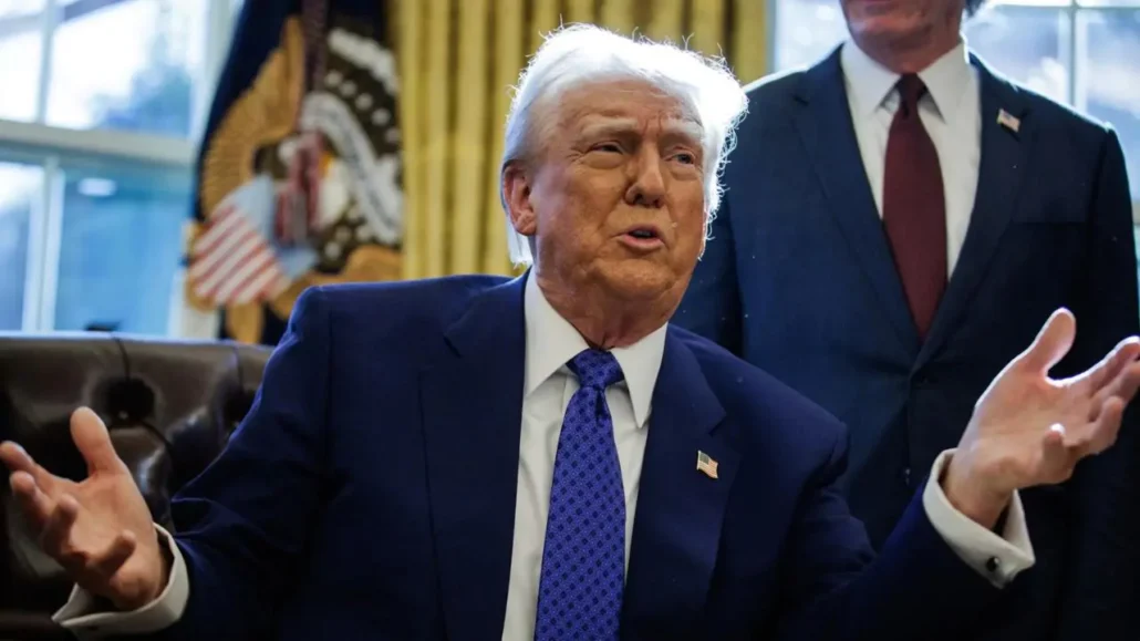 Trump corta el acceso a información clasificada a Biden, Harris y otros de sus adversarios