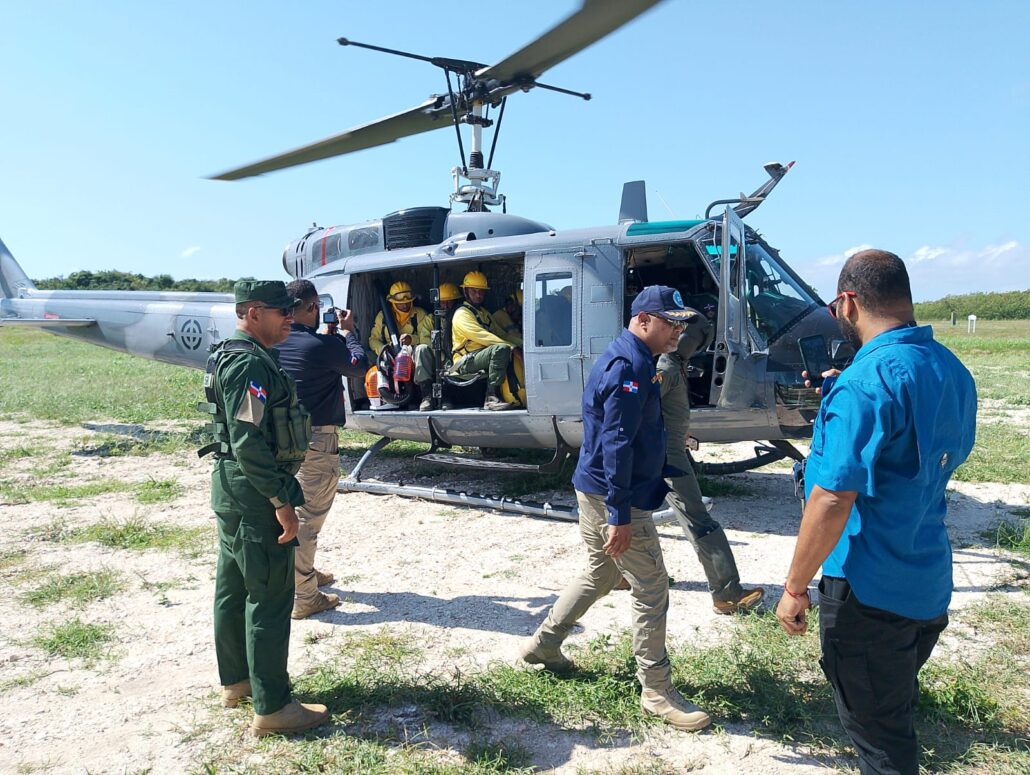 La Fuerza Aérea refuerza labores para extinguir el incendio forestal en Cap Cana