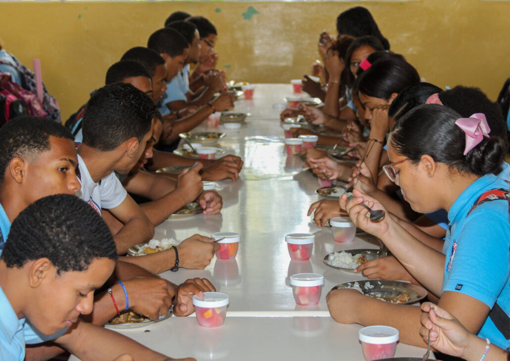 Programa de Alimentación Escolar (PAE), desarrollado por el Instituto Nacional de Bienestar Estudiantil (INABIE).