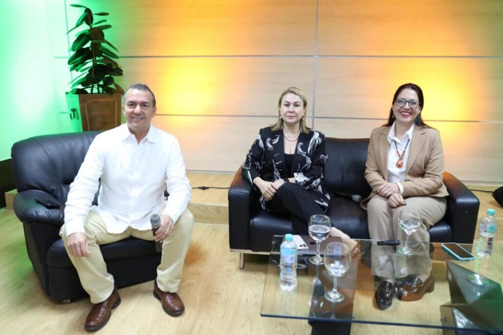 Académicos colombianos imparten conferencia sobre emprendedurismo en Coopnama - Noticias de hoy en República Dominicana | De Último Minuto