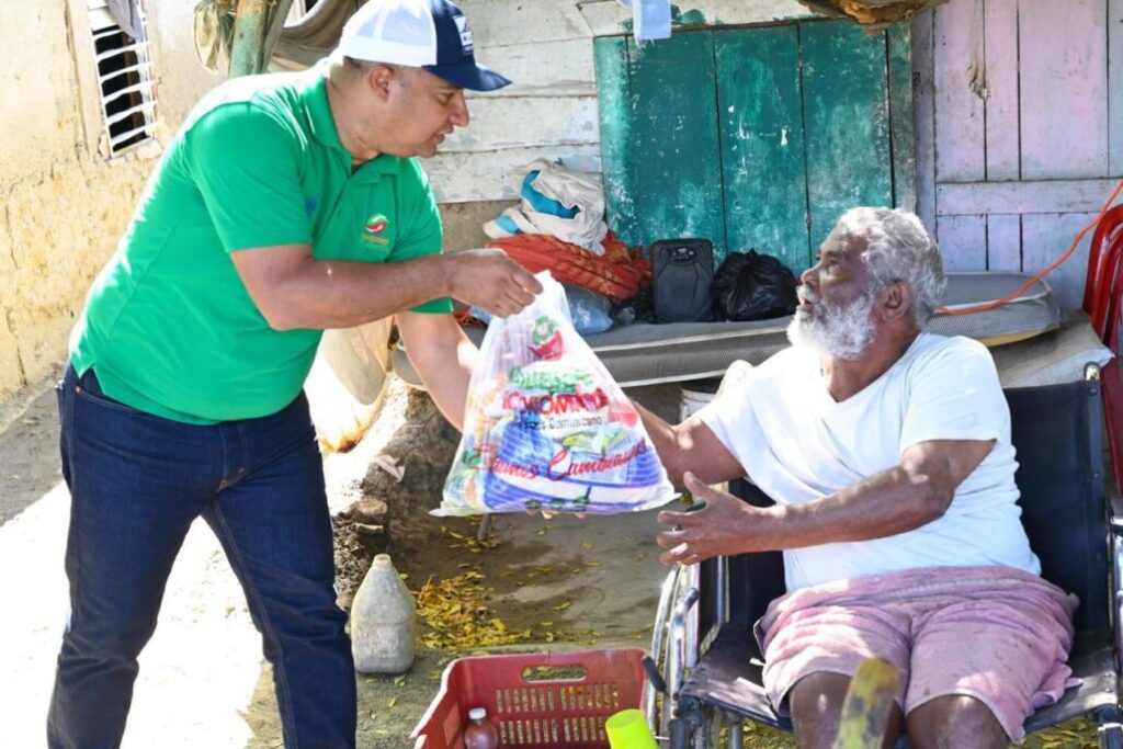 CEED realiza amplio operativo de entrega de kits de raciones crudas en Azua y Barahona - Noticias de hoy en República Dominicana | De Último Minuto