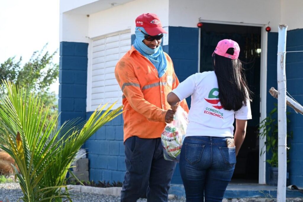 CEED realiza amplio operativo de entrega de kits de raciones crudas en Azua y Barahona - Noticias de hoy en República Dominicana | De Último Minuto