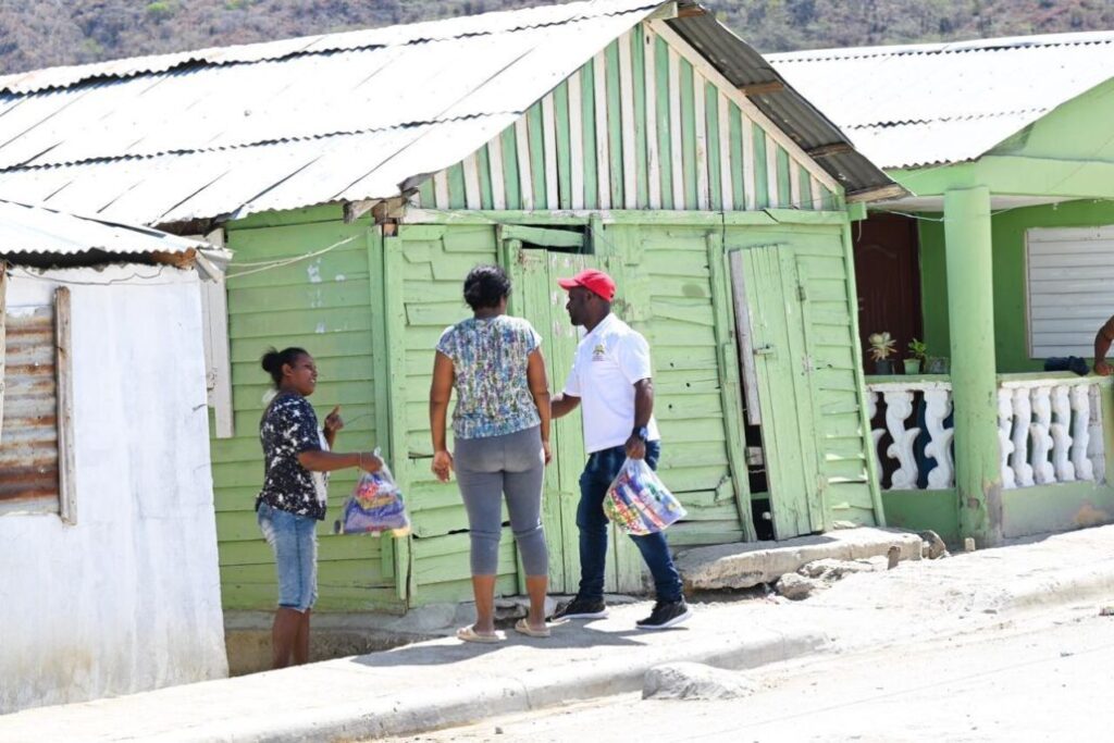 CEED realiza amplio operativo de entrega de kits de raciones crudas en Azua y Barahona - Noticias de hoy en República Dominicana | De Último Minuto