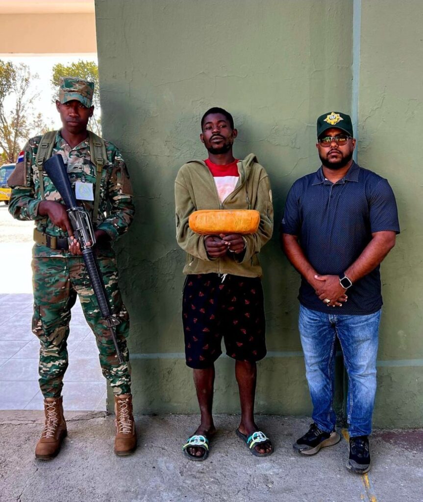 Patrullas del Ejército arrestan a mujer con 83 mil cigarrillos de contrabando - Noticias de hoy en República Dominicana | De Último Minuto