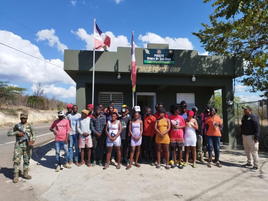 Apresan a dos dominicanos que ocultaban indocumentados en maletero de autobús en San Juan - Noticias de hoy en República Dominicana | De Último Minuto