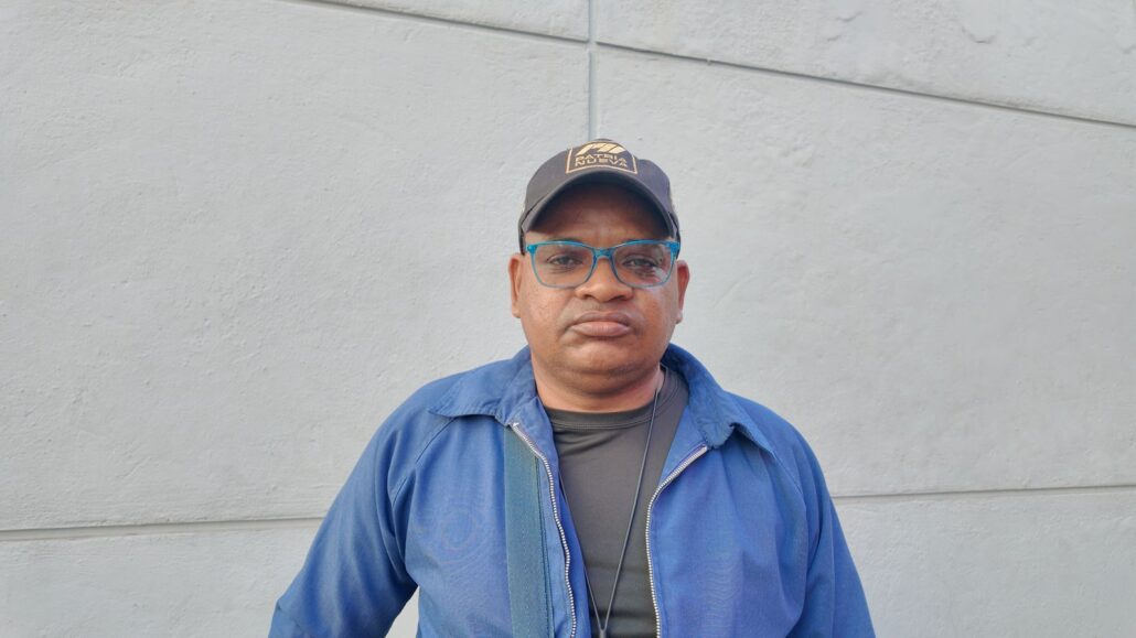 Señor solicita ayuda para cirugía de columna y materiales no cubiertos por su ARS