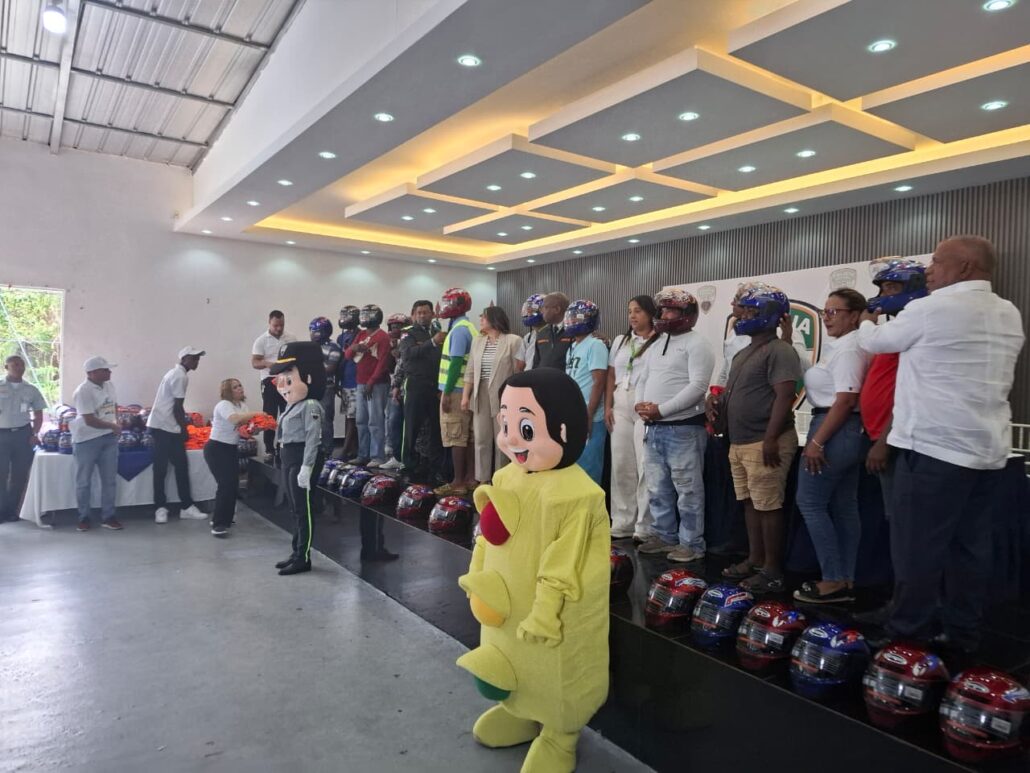 Digesset fomenta la seguridad vial en Sánchez con entrega de cascos y chalecos reflectores